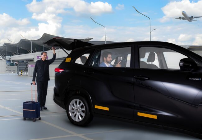 ana0087 chauffeur putting luggage